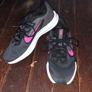 nike women’s tennis shoes